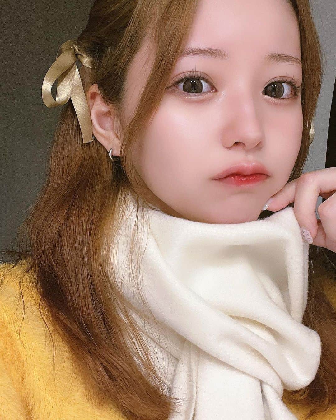 sarimaru(国木田さりまる)のインスタグラム：「写真撮るタイミングが前回と同じカーディガン被りになってしまったのですがご愛嬌🤣🙏🏻 ・ ・  質問多かったこのふわふわのカーディガンは福岡の古着屋さんで購入しました🌼🪄」
