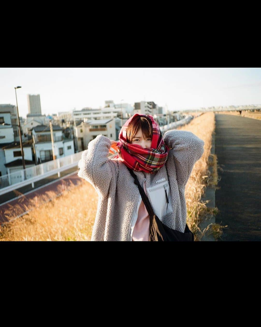 深田結梨（浅田結梨）さんのインスタグラム写真 - (深田結梨（浅田結梨）Instagram)「ぴょん🧣  @ryutomotoyama 📷  #photography  #撮影  #ポートレート  #北千住  #河川敷 #冬」2月18日 20時18分 - yuuriman_