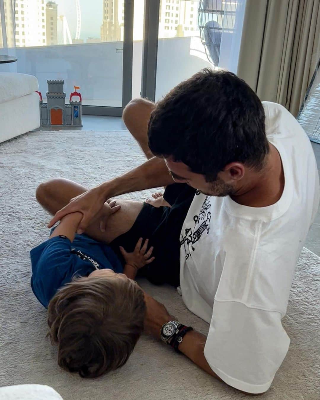 カレン・ハチャノフのインスタグラム：「Precious time at home with family❤️」