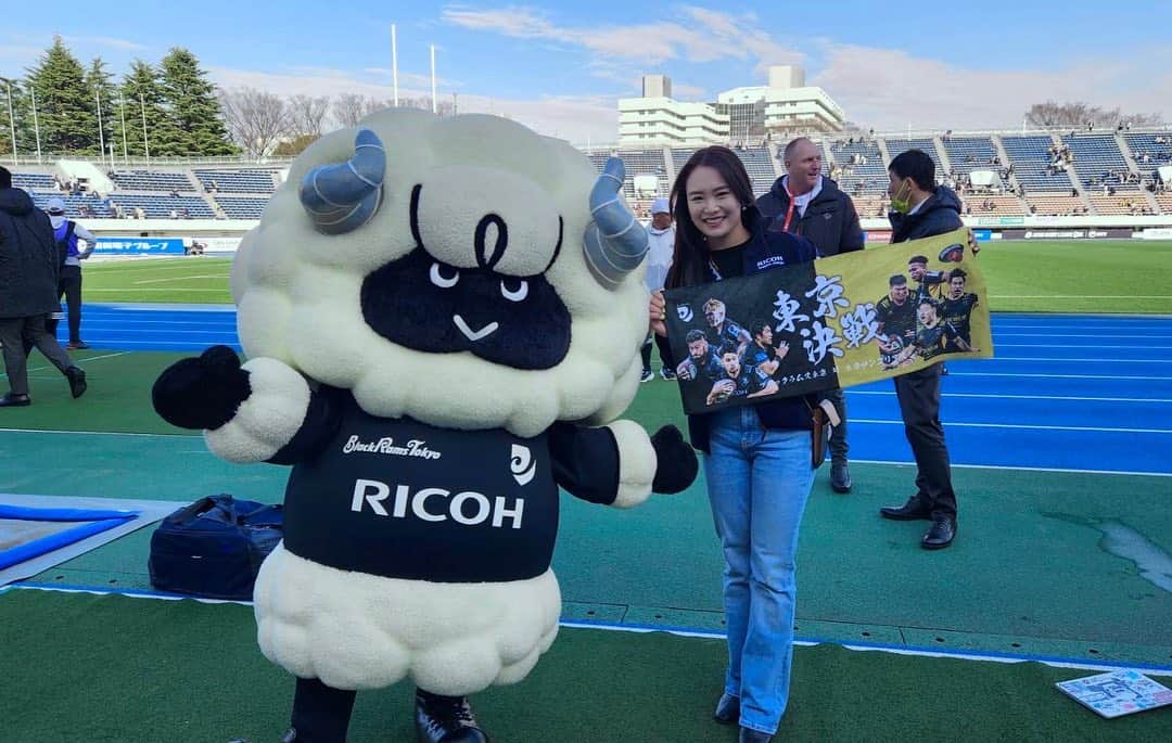 のインスタグラム：「. 今日は私の所属先である RICOHさんのラグビーチーム Black Rams Tokyo  の試合を応援に行かせていただきました🏉 . 目の離せない熱い戦いで、 必死に戦っている姿をみて とてもパワーをもらいました🔥 一緒に行っていた、母も感動していました。 . 私も、もう少しでシーズン開幕なので 気を引き締めて調整したいと思います🖤 . #RICOH #blackramstokyo  #東京決戦 #ラグビー」