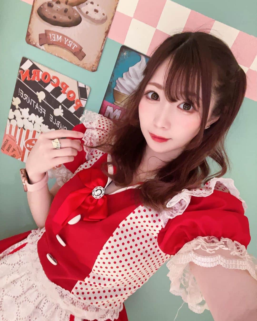 のインスタグラム：「赤！最強！ . . . #アイドル #コンカフェ #Neon #歌舞伎町 #KNUoNEW #❤️」