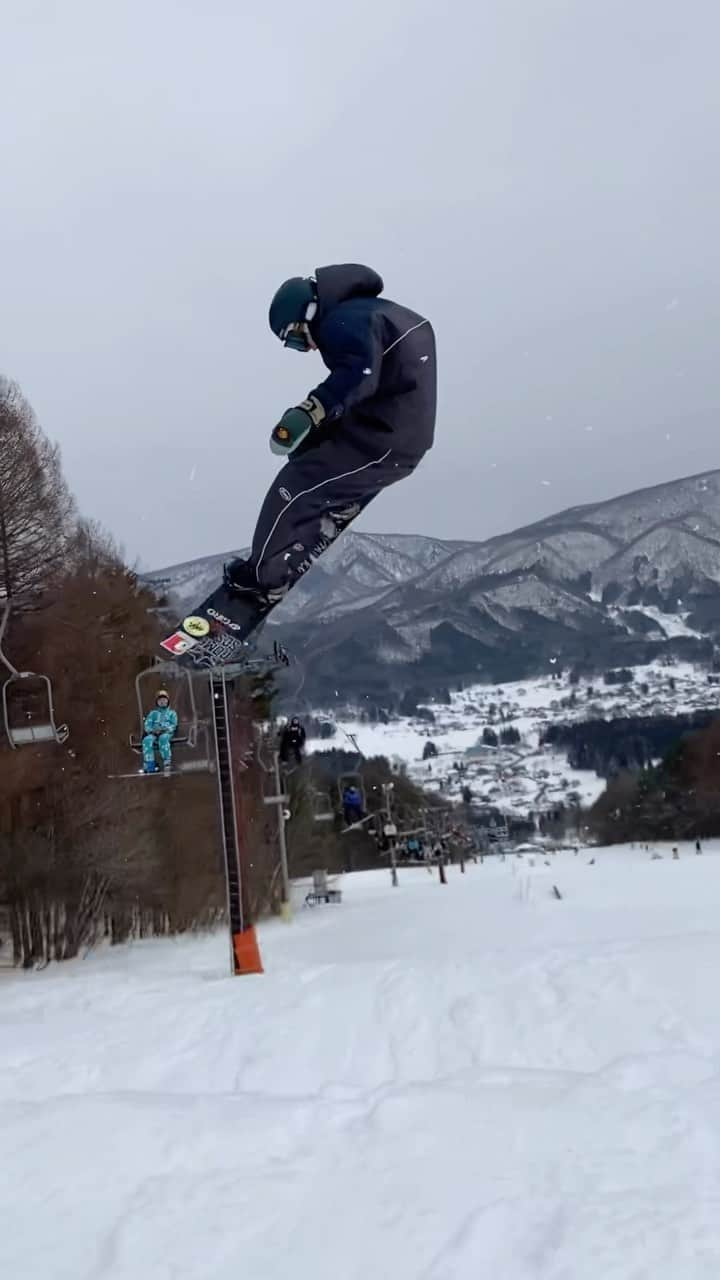 SuzukiAtsuhiroのインスタグラム：「cruising⚪️⚪️ ・ 🏔@xjam_takaifuji  ・ @romesds_japan  @girosnow_japan  @dominatorwax  @ebsmission  @the.suns  @hope__og  @lac_aizubandai  @aoyamagakuinuniversity  #romesds #giro #dominator #ebsmission #hope #thesuns #チューンナップ工房mk #livinganywherecommons会津磐梯 #altsbandai #nekoma #スノーボード #スノボ #snowboard #snowboarding #snowboarder #instagood #instalike #いいね返し」