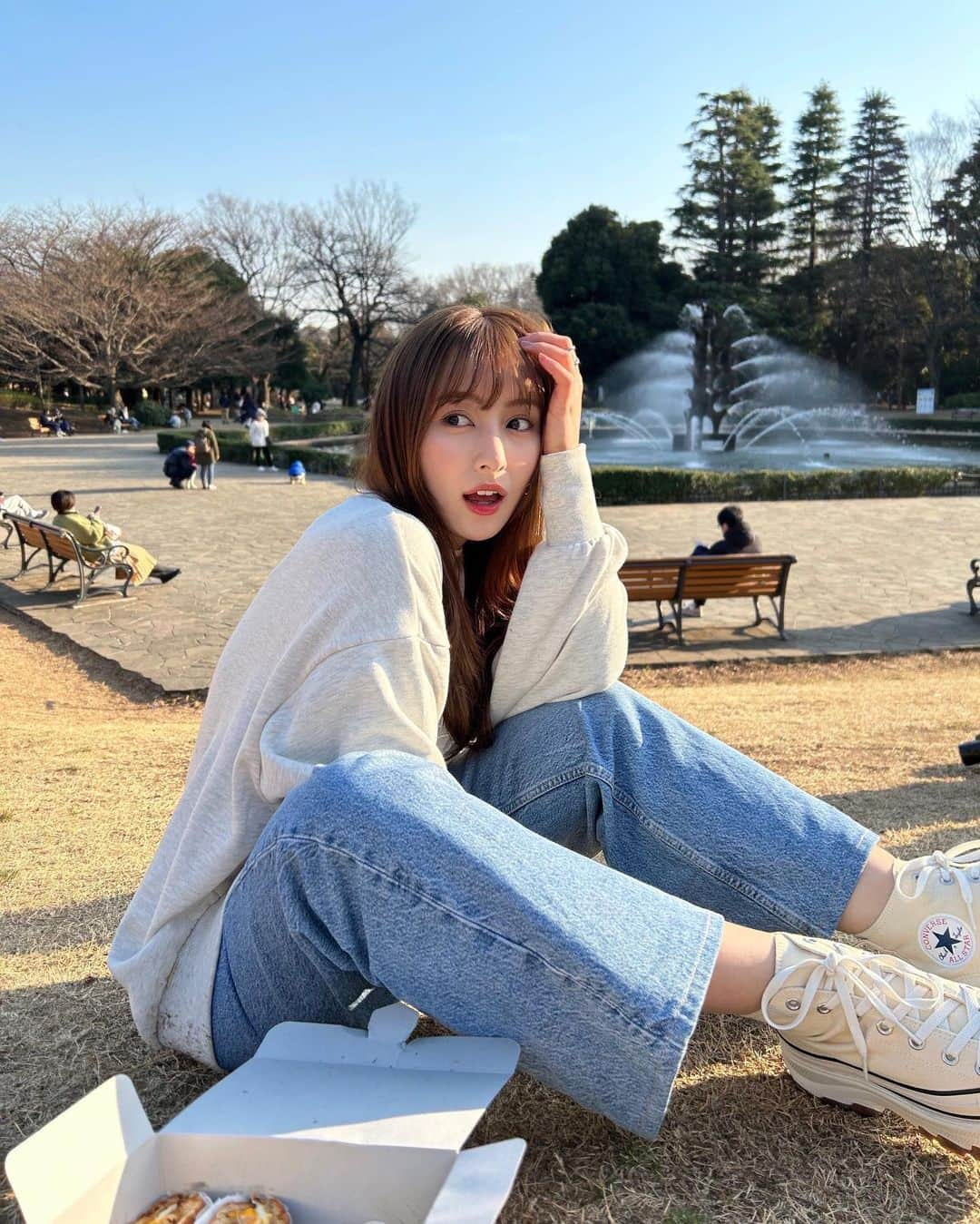 與儀ケイラさんのインスタグラム写真 - (與儀ケイラInstagram)「天気の良い日は 友達たちと、友達の子供ちゃんも一緒に 皆んなでピクニック🥪☀️   ポカポカで気持ち良かったなぁ☺️🌼  ピクニックだったから デニムでやる気満々🫰🏻💓  #zara #コンバース #fashion」2月18日 20時29分 - keila_1018