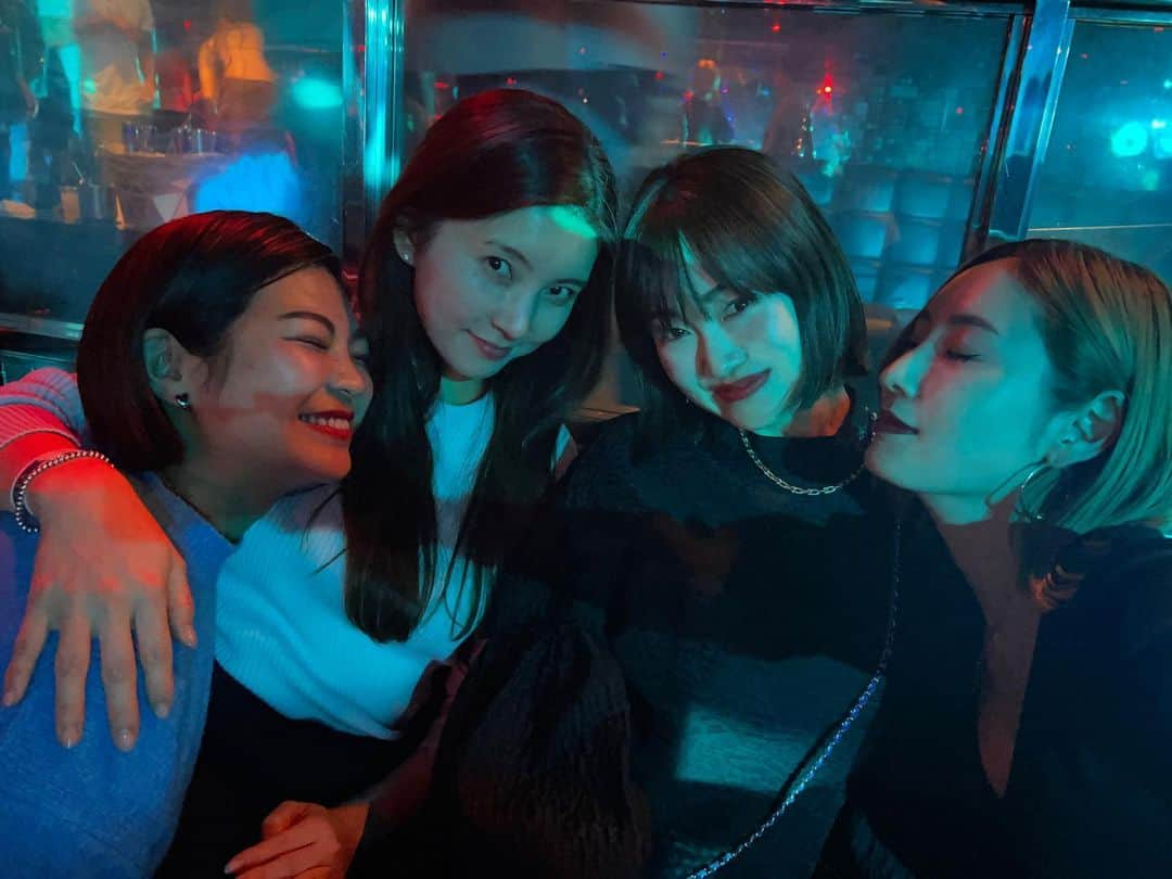 ソンミさんのインスタグラム写真 - (ソンミInstagram)「浪速のGirls Crush！って載せてって横から言われてるけど...🤣 ごめん。笑  30年近く一緒の親友達と可愛い後輩と久しぶりにゆっくり会えた。  それぞれのライフステージが変わって 会えるタイミングや遊び方も変わったけど、会うと一瞬で昔の感覚に戻れる家族のような存在。 長期出張行く前に帰って来れてよかた☺️  #おさななじみ」2月18日 20時38分 - sonchan0111