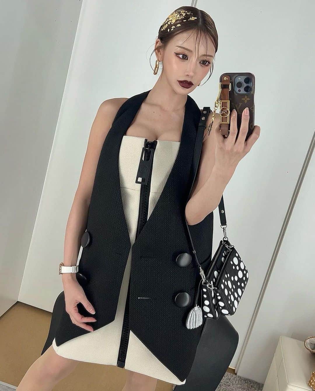 明日花キララのインスタグラム：「今回は初日に行けたのでサイズもあって可愛いお洋服たくさんオーダー出来ました🐥 本国トップのアンドレアさんにスタイリングもしてもらって贅沢な時間でした🪡🤍届くの楽しみ！！  2023SSはスマホの画像を2本の指で拡大する操作に焦点をあてたらしくお洋服に付いている巨大なパーツが本当にかわいすぎ！！🎀  今回のショーは遊園地、サーカス、メリーゴーランドのイメージからきているそうでテーマパークにいる感覚で楽しめました🎠🪷  @louisvuitton  #2023ss」