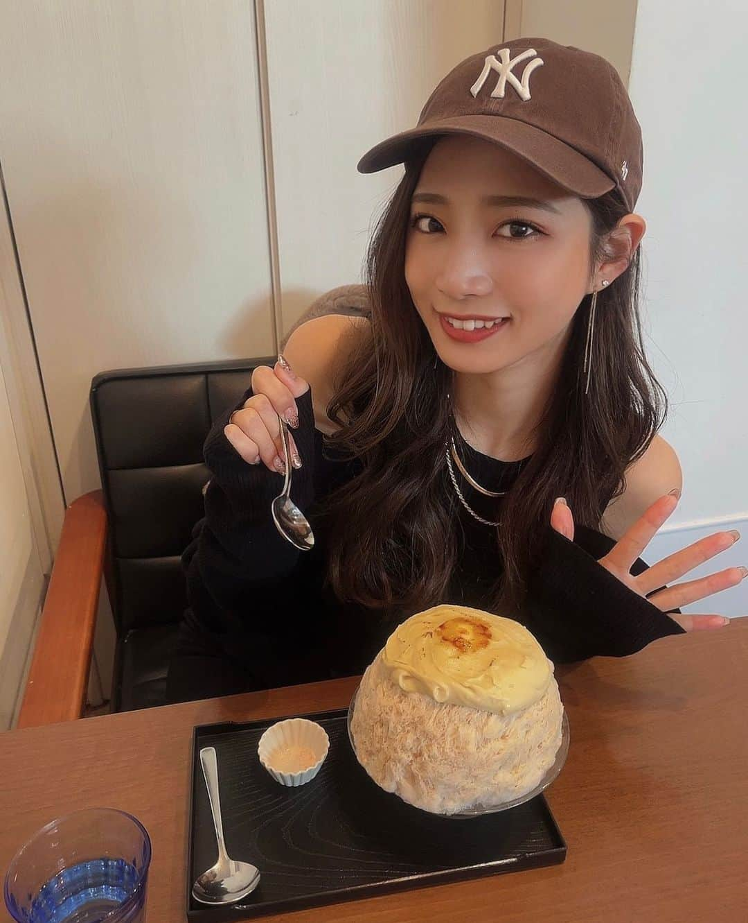 宮野真菜のインスタグラム：「焼き芋バター味のかき氷食べた😳美味しかった〜！  冬にかき氷食べたの初めてかも！  #タレント #プラチナムプロダクション #ロング #カフェ #巻き髪ヘア #大人ギャル #ちゃんまな #ちらっ #チラッ」