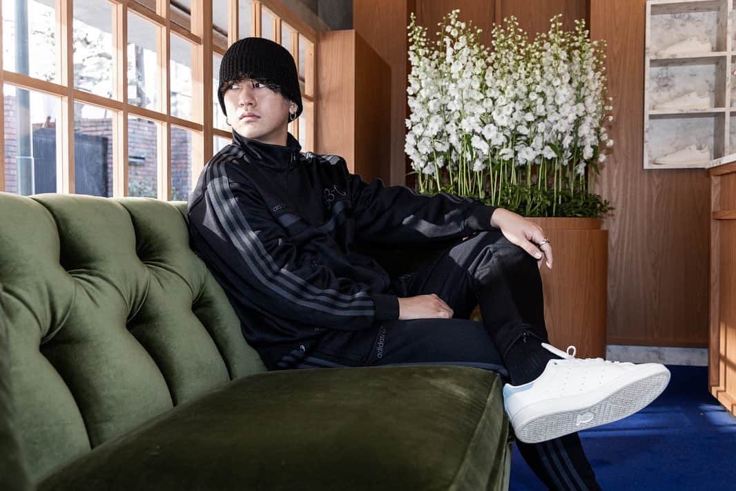 Rin音のインスタグラム：「かっけかったぁ。  原宿StandByにてadidas 「The Lobby by Stan Smith」ポップアップイベントを開催中！👟  ぜひスタンスミスの世界を体感してきてください!  開催期間：2/17（金）〜2/19（日） 開催場所：原宿StandBy」