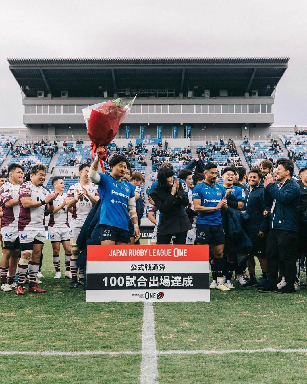 稲垣啓太のインスタグラム：「リーグ戦通算100試合。  ワイルドナイツで10年間、ファンの皆様から沢山の応援をしていただきました。HOMEで皆様と一緒にこの日を迎えることが出来、とても嬉しかったです💐  まだまだシーズンも続くな。 結果を残せるようにやるだけだな💐  今日は本当に有難う御座いました。 感謝。  Photo @mitograph   @panasonic_wildknights_funclub」