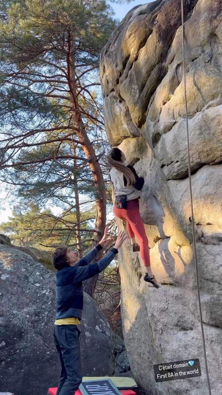 キャロライン・シノのインスタグラム：「C’était demain FFA - premier 8A du monde ouvert en 84 par @jackygodoffe 🤯j’dors plus la nuit🤯 Un bloc très moderne en fait avec deux mouvs dynamiques sur des pinces lisses et plates (second mouv en vidéo 🎥) Le plus beau bloc que j’ai fait avec une gestuelle de dingue. Quel kiffe! Avec une fin haute qui complète bien la beauté du bloc❤️‍🔥.  Petite vidéo en vue avec Relais Vertical sur YouTube bientôt, stay tuned!! #epictvfrance Merci à mon chéri pour une parade de compet🥰 —— C’était demain FFA - first 8A in the world opened by @jackygodoffe back in 84. Such a gem💎 2 dynos from bad pinched followed by a high wall for spicing it up. Best boulder in Font and very modern climbing style actually!!  Second move in the Reel, vidéo coming soon with Epic TV France on YouTube.  So happy❤️‍🔥 @arkose.climbing @crimpoilofficial #recoverfaster @girlsinbleau @snap.climbing @thenorthfacefr @frictionlabs @scarpaspa #liveelevated」
