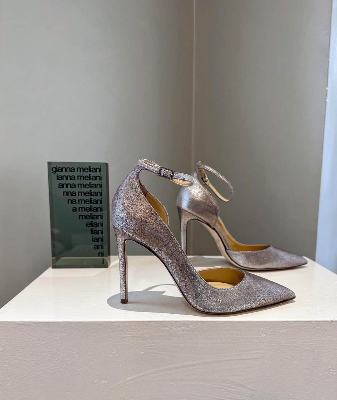 ジャンナメリアーニのインスタグラム：「ALICE décolleté goes out for the weekend ✨ #giannameliani #shoeaddict」