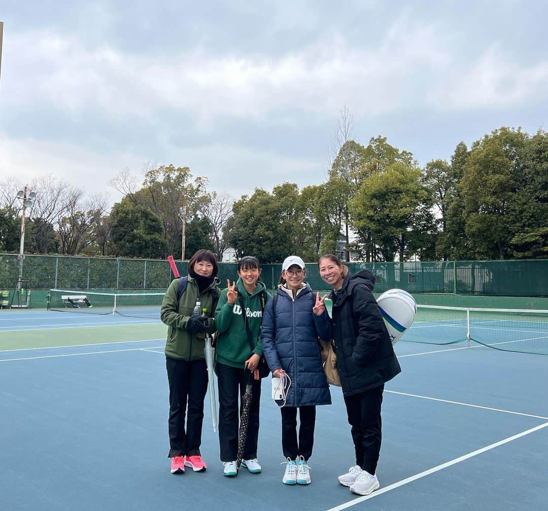 浅越しのぶのインスタグラム：「4人で練習しました。久しぶりに会ったみゆうちゃんは上達しててびっくり。楽しさの中にも真剣さがあり、良い練習ができました🎾 #園田学園テニス部  #テニス #豊橋 #同級生」