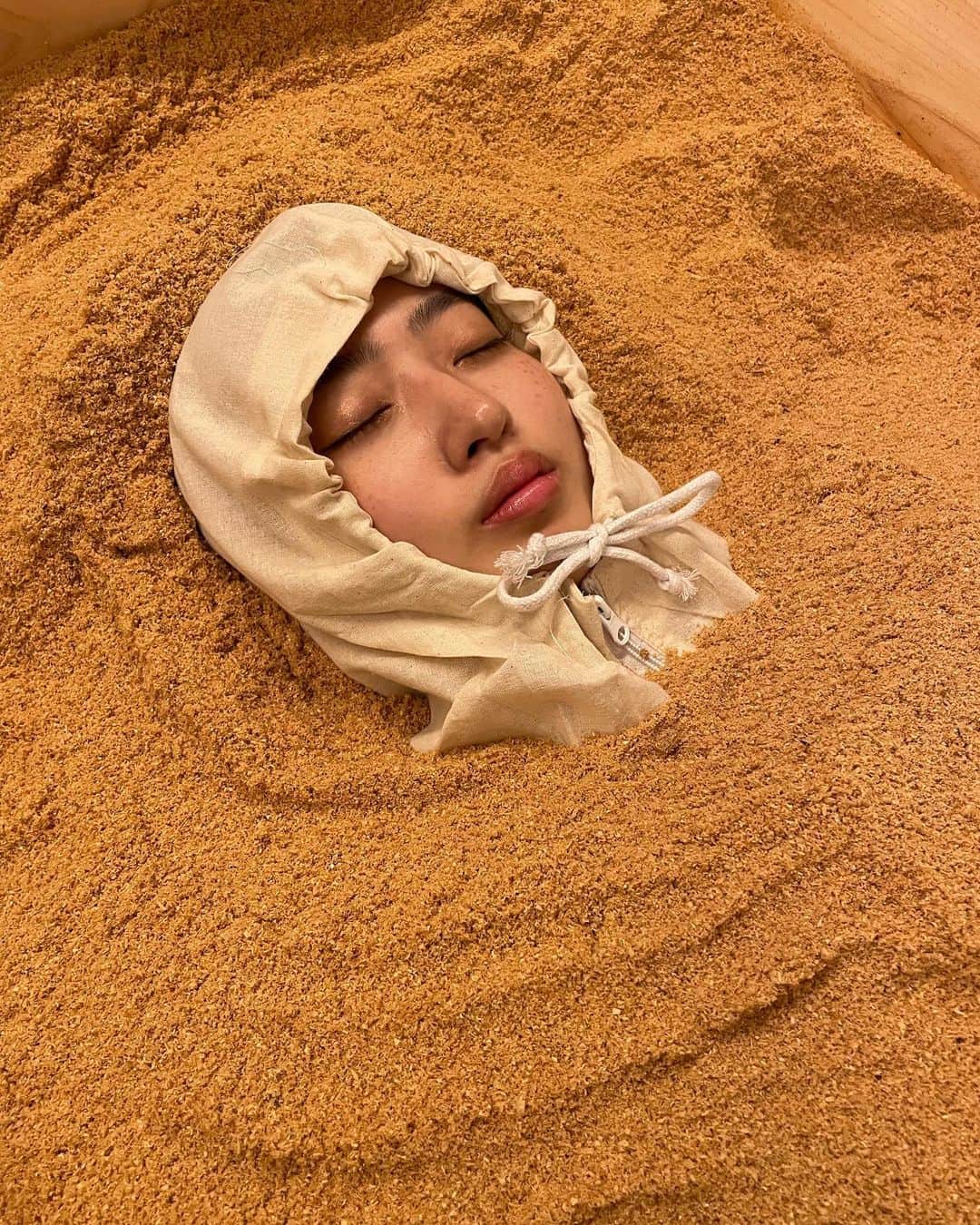 AO のインスタグラム：「はじめての酵素浴♨️ あったまった〜 なんかシュールですね🧖‍♀️  酵素浴は、サウナみたいに高温で表皮をあたためるのと違って、遠赤外線で体の内側からあたためてくれるから、終わった後もずっとぽかぽかしてた♨️  温まるのはもちろんなんだけど、 酵素浴の一番の目的は酵素を体に取り入れること🙋‍♀️  酵素は体内での消化や代謝、免疫の機能に毎日使っているものなので、 酵素を取り入れることで身体の機能を助けてくれるんです✨  代謝促進 デトックス 免疫力アップ 美肌効果 腸内環境の改善 などのたくさんの効果があるんですよ〜🙆‍♀️ 毎日入っていいらしいから 毎日入りたい…♨️  #酵素浴#酵素#デトックス#アンチエイジング#ぬか漬け」