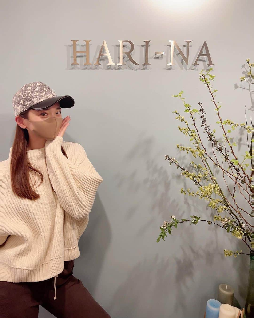 のインスタグラム：「今日は久しぶりにハリーナへ💆🏻‍♀️✨ 鍼をやってから丁寧なアロママッサージで 終わった後は体が柔らかくて −2kgになったんじゃないかなってくらい 身体が軽くなりました🌿 だいぶ疲れてたんだな〜って 施錠してもらってから分かるという… 年々鍼の威力に気付かされます🥺 行ってよかったー！！✨ 顔周りがスッキリして 首も長くなった気がします🦒💕 目と眉毛の間は絶対広くなってスッキリ👀  お友達のお店なので行くのも楽しいけど それ以前に今の体の悩み、疲れ、目的など それぞれ一人一人に向き合って施錠してくれる 素敵な鍼灸院だなっていつも思います🌟  今日も本当にありがとう🫶 またがんばれる〜っ❤️‍🔥❤️‍🔥❤️‍🔥 恵比寿の鍼灸院は、ぜひ @harinatokyo へ💁🏻‍♀️💕 Thank you for @sakokanami 🌻  #harina #ebisu  #ハリーナ #ハリーナ恵比寿 #鍼灸院 #美容鍼 #小顔効果 #ゴッドハンド」