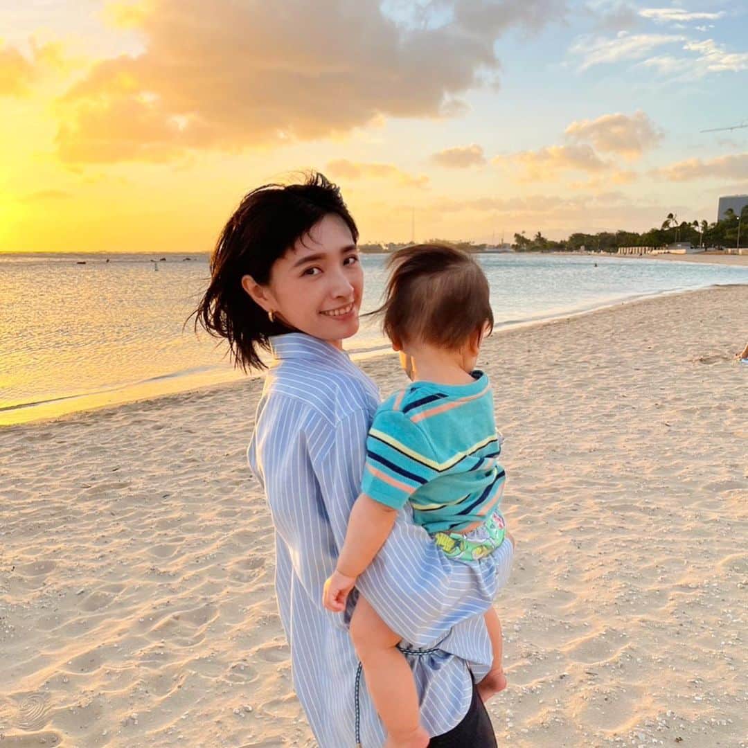 日笠麗奈のインスタグラム：「ハワイに行ってきました🌴  子供との初海外、初フライト…不安もありましたが（いや正直不安しかなかったけど）はじめてだらけの経験を通して、たくさん成長してくれた子の姿に感動しっぱなしの最高旅になりました♡  友達みんなで行けたのも嬉しかったな〜子が生まれても変わらず遊べる友達がいるってありがたいな〜  最高写真ばかり載せて調子に乗っちゃってるので、5枚目のアメリカ鳩VS日本鳩のしょうもな写真でバランスとっておきます🕊」