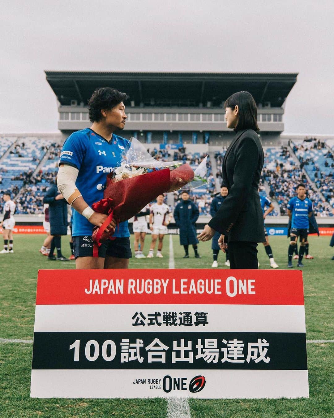 新井貴子のインスタグラム：「@gaki.keita  リーグ戦 通算100capおめでとう❤️‍🔥  あんなに激しい試合を100試合も。 代表戦や海外での試合も含めると一体何試合を経験してきたのだろうか。  いつも目の前のことに全力で鍛錬し続けてきた彼だからこそ、全てを結果で証明してきたのだと思います。 そんな彼の記念すべき日に立ち会うことが出来、とても光栄でした。 花束贈呈という大役を任せてくださりありがとうございました✨  そしてファンの皆様、チーム関係者の皆様、いつも支えてくださりありがとうございます。 これからもよろしくお願いいたします。まだまだ頑張るそうです🙏🏻🔥  Photo @mitograph」