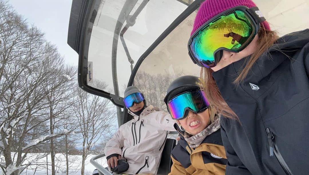 上村知世さんのインスタグラム写真 - (上村知世Instagram)「楽しい#snowbording  #赤倉観光リゾートスキー場 へ！！ チャンピオンAコースにやっつけられましたw #snow #winter #family #ケバブ #akakan」2月18日 21時25分 - tomose0207