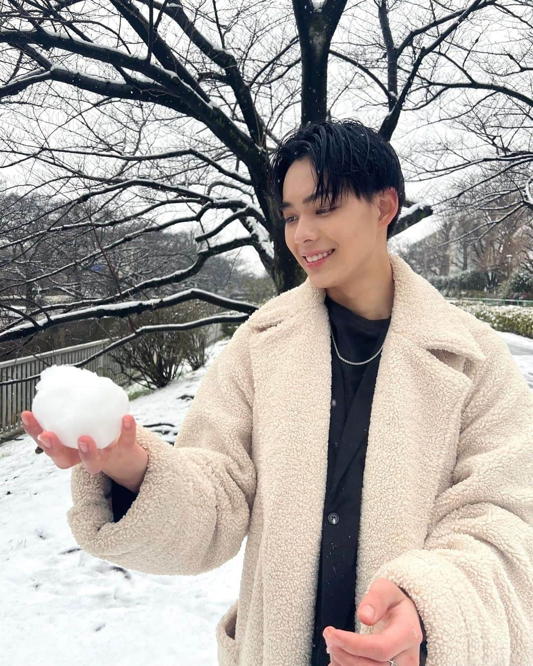 石川悠人のインスタグラム：「雪だるまつくろー❄️ 雪積もったらいつもめっちゃはしゃいじゃう⛄ ・ ・ ・ #雪 #snowday」