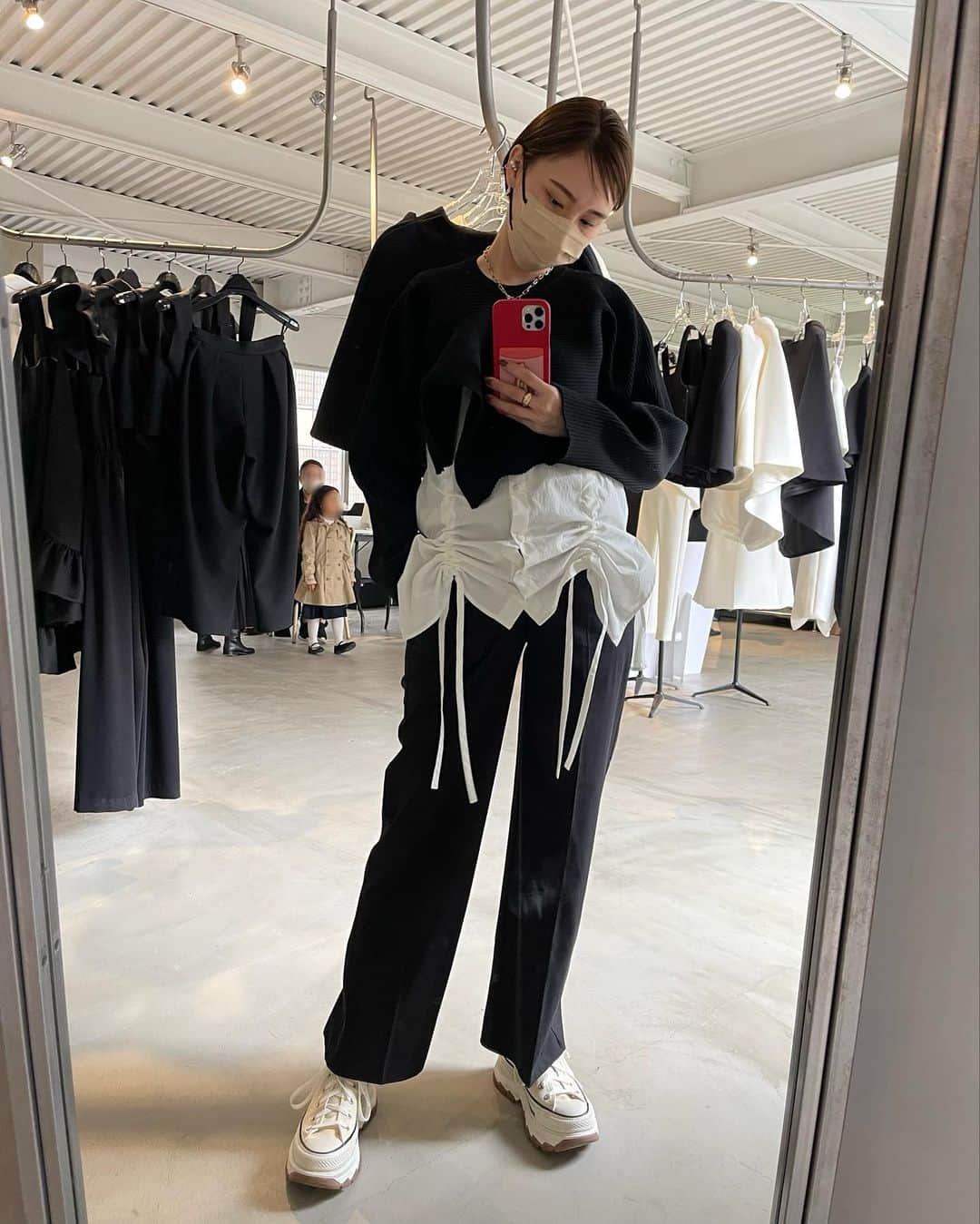 木村安梨沙のインスタグラム：「🖤🤍🖤🤍🖤🤍🖤 スニーカーはお気に入り。 @casa_fline で買ったコンバース👟 ソールがめちゃ可愛い。」