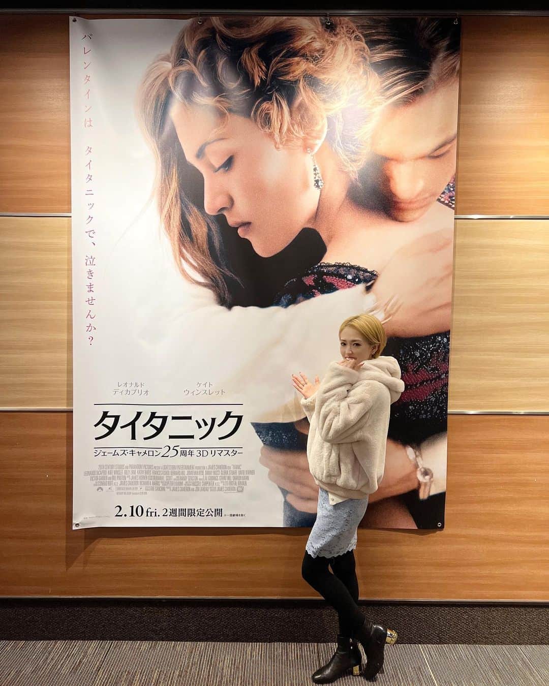 のインスタグラム：「. 私が最も好きな映画をなんと映画館で観ることができました🎞  タイタニック🚢が公開されてから２５年。 私は当時6歳だったので、…初めてみたのは小学生の高学年あたりで、ハマったのは高校生くらいのときでした。  大人になってからは何度見たことか🥲  記念すべき２５周年記念に映画館で観ることができて本当に感激。 ３D＋素晴らしい音響で、あっという間の時間でした。  個人的には、女性と子どもを優先的に救命するためにローズがジャックと離れ救命ボートに乗り、船に残ったジャックと見つめ合い、どんどん距離が遠くなっていく中で、ローズが暗黙の中で永遠の別れを悟り(ジャックは最初から分かっている)、”ジャックとは死ぬのは一緒”と想い立ち、沈没する船へ急いで飛び乗り、お互いが走り寄り、再会するシーンが好きです。  最後の、生きることを諦めないとジャックに誓ったローズが必死に笛を吹くシーンももちろん好きです。  さらにケイト様は私が一番美しいと想っている女優さんでもあります。　 あんな整ったお顔、..大画面で見れて幸せ😭❤️  ２週間の特別公開🎥でしたが なんとか時間を見つけて観に行くことができてよかったです！  #タイタニック #titanic  #katewinslet #leonardodicaprio」