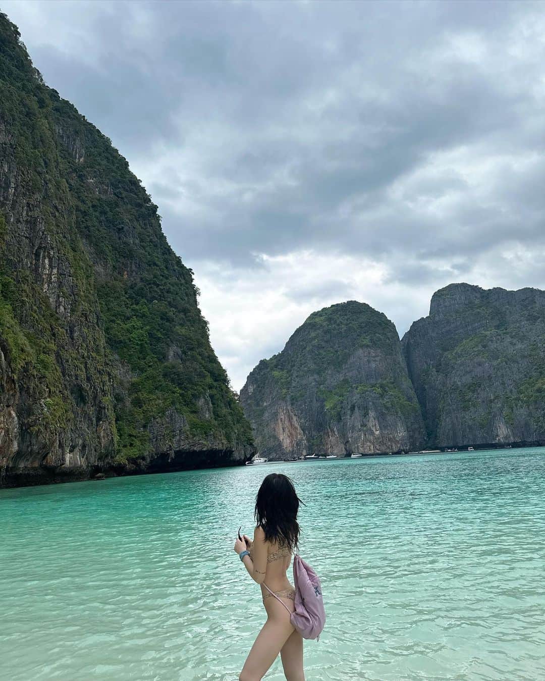 柚月瀬那のインスタグラム：「Maya Bay🦜🌴→ Khai island🚤🐈  マヤベイ着いた時から風強くてカイ島行くまでのボートは永遠にスプラッシュマウンテンで少し寒いand楽しかった45分移動😂カイ島でホットココア綺麗なお姉さんに奢っていただいて心も温まりした💕」