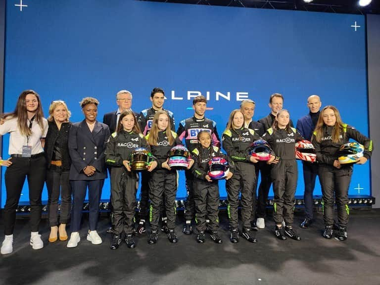 ジネディーヌ・ジダンのインスタグラム：「Merci pour ce bel accueil @alpinef1team  A suivre… #racHer #ConcoursExcellenceMecanique」