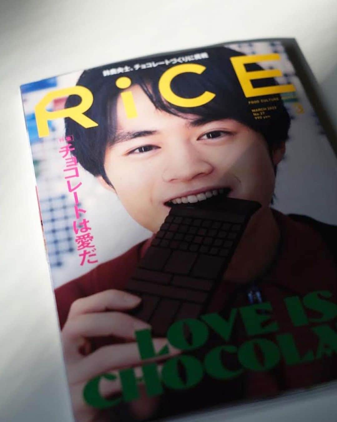 cinecaさんのインスタグラム写真 - (cinecaInstagram)「雑誌『RiCE」で新しい連載が始まりました。 その名も「恥ずかしいおやつ」。 美味しいとは、美しい味と書くけれど、美しくなくても美味しいものってある。人に見せたり話したりするのはちょっと恥ずかしい、自分のための自分だけの秘密のおやつをこっそりと紹介する連載です。 一回目は私土谷の秘密のおやつの話をしました。 次回からはゲストをお呼びして、彼らの恥ずかしいおやつを教えてもらいます。 肩の力を抜いて読んでもらえるような連載を目指して、どんな方が訪れてくれるのか楽しみです。  ——  ちなみに... この連載は、漫画『美味しんぼ』30巻（第6話）の「恥ずかしい料理」へ敬意を込めて始まります。『美味しんぼ』の中でも一番好きかもしれない神回。 一見してフレンチが似合う美形の男女二人の、心が落ち着く料理は、白米の上にウスターソースをかけただけの“ソーライス”と、白米の上にバターを乗せて醤油をかけて食べる“バター醤油まぶしご飯”。世間からのイメージを気にして人に話せなかった彼らの日常の秘事に、わかるわかると頷いた人も多いはず。  そもそも私自身が『美味しんぼ』を知らない子どもの頃から恥ずかしいおやつを楽しんでいる身なので、みんながどんな秘密のおやつ時間を楽しんでいるのか知りたいという個人的興味もひとしおにこの連載が始まります。　  イラストは山田将志さんです。  #恥ずかしいおやつ」2月18日 21時37分 - cineca