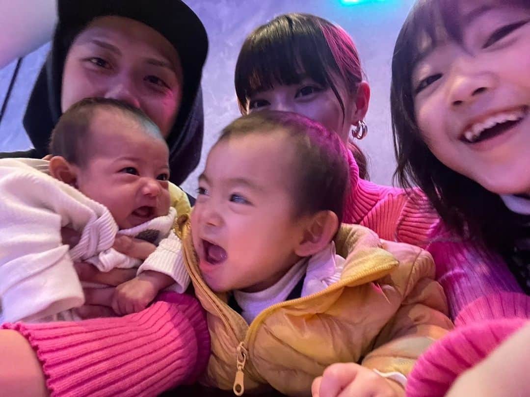 山形麻由香のインスタグラム：「. . 3人目出産後、家族5人でのちゃんとした外出一発目は、マリンワールドと韓国料理に行きました🥰 . . おチビ2人いると、なかなかゆったりとした感じでは無いけども、 それはそれで充実感があって楽しかったね❤️ . . #年子育児 #三姉妹 #家族写真 #誰か1人が動いてる #マリンワールド海の中道  #韓国料理」