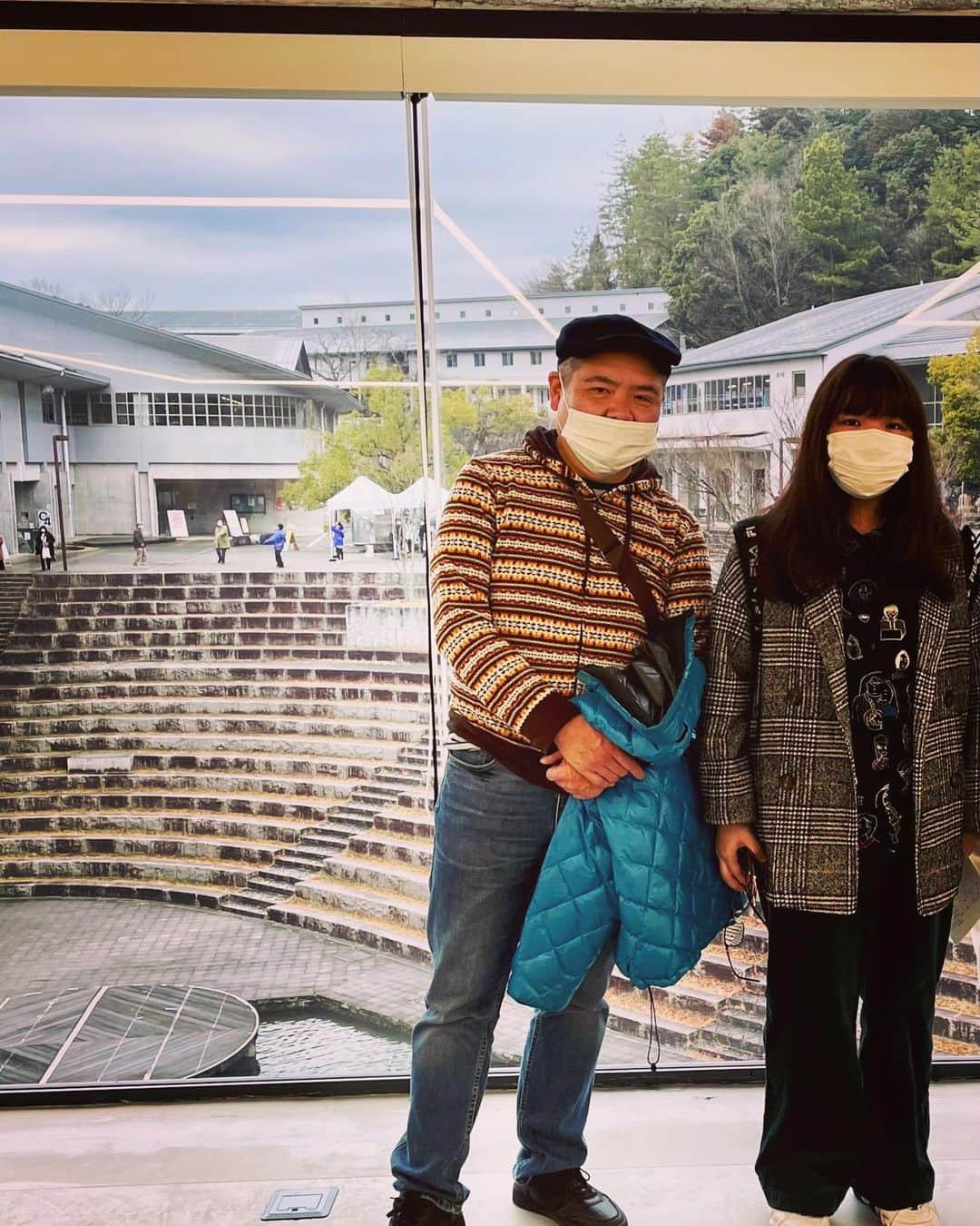 オカノアキラのインスタグラム：「娘が行っている大学の卒業制作展に行って来ました。娘はまだ卒業じゃないのですが先輩のお手伝いで行くと言うのでどさくさで着いて行く。コロナ禍で全く大学に行く事ができなかったので初めて大学に行く事ができました。行ってみると広くて一日で展示全部見る事ができないボリュームで驚きました。 #良かった  #親バカ  #大学は遠かった #夢がいっぱい詰まった場所  #若いパワーもらった」