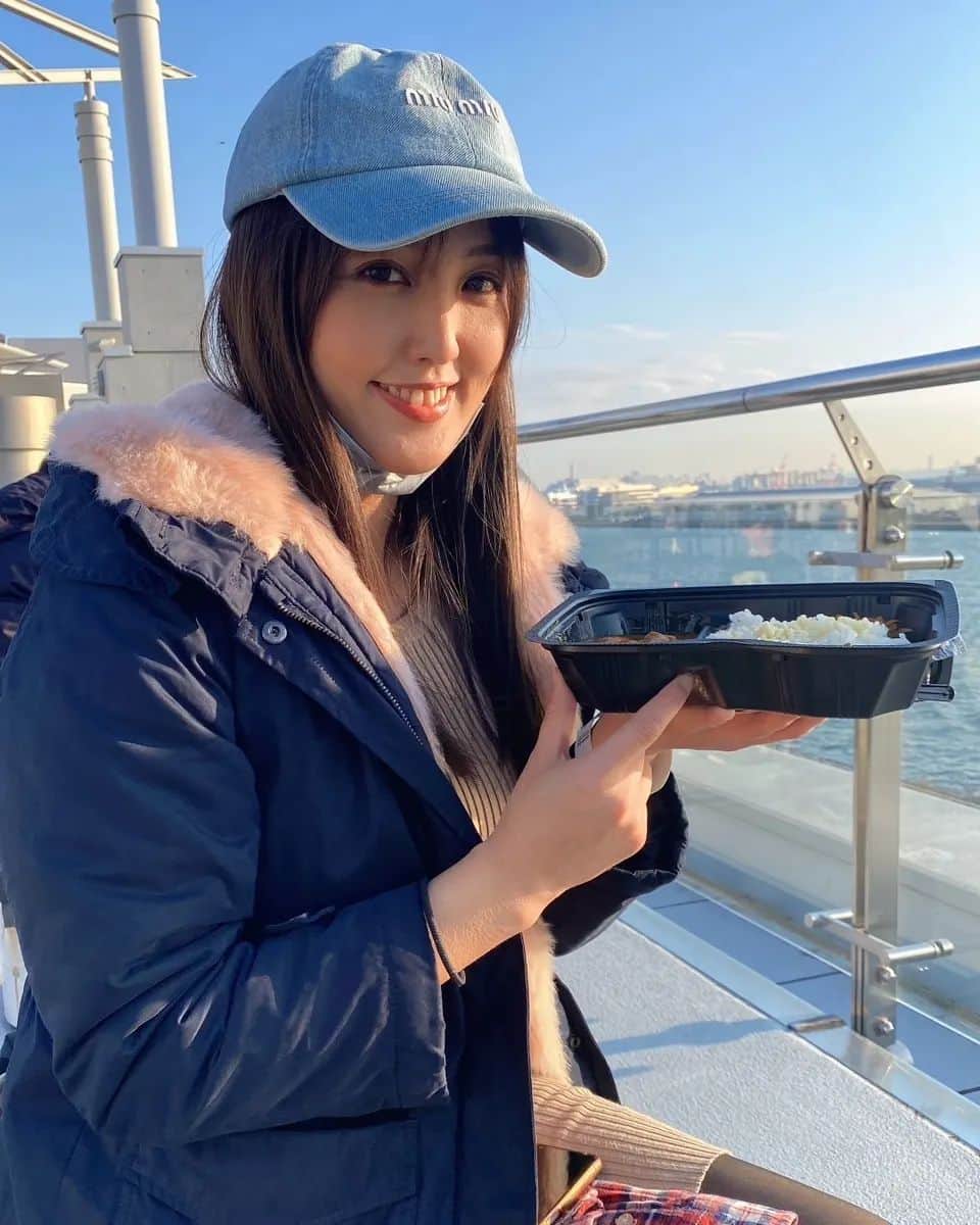 日里麻美のインスタグラム：「* 景色を主張  35才超えてから外食でカレーを頼むようになった 最近カレー好き加速  そしてキャンプにハマってみよう年にします 最近、自分の時間が中々取れなくて もんもんしてるけど 自分の時間を取れるように していきたいな  * *  【販売中】 💠抑えきれない胸の鼓動　DVD & Blu-ray Amazonなどで購入できます 💠グラビア学園　グラビア動画&デジタル写真集　Amazon、DMMで購入できます  【TV、Web】 💠さまぁ～ずチャンネル　『訳あり女』『アシスタントオーディション』  💠YouTube　『ひさっちゃんねる』で検索  💠橋上秀樹アナライズTV アシスタントMC  💠チョコブラABEMA限定動画  💠Abema「BAZOOKA!!!」#12  【イベント】  💠3/4  まーすた下北沢ゲスト🀄 💠3/11  まーすた王子ゲスト🀄 💠3/14  後日詳細(配信チケット買ってね！) 💠3/21  野球イベントin阿佐ヶ谷ロフトＡ(主催！) * * * #カレー　#キャンプ」