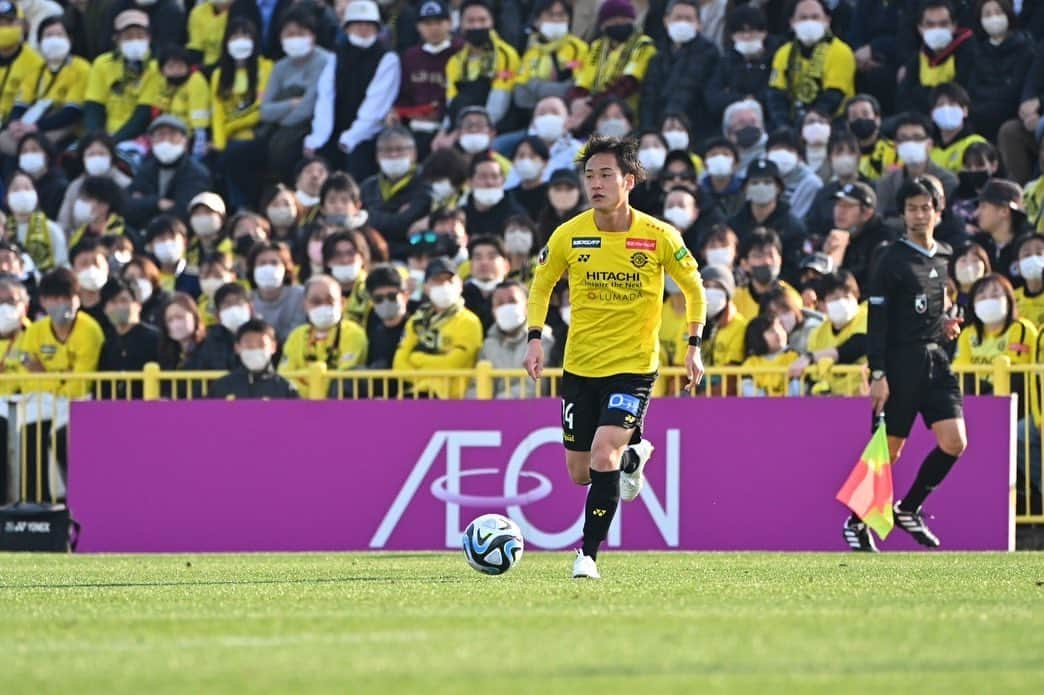 小屋松知哉のインスタグラム：「開幕戦vsガンバ 2-2 draw 最高の雰囲気ありがとうございました。 勝つチームにならないといけない。 ただ、最後追いつけたことはチームとしてプラス。  次のホーム戦に全員で喜べるようにいい準備します。  250試合のセレモニーで初めて子どもと写真とれて幸せでした。 拍手ありがとうございました。  #14 #250試合達成」