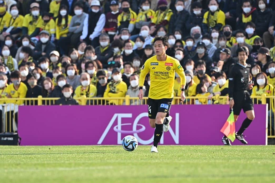 小屋松知哉さんのインスタグラム写真 - (小屋松知哉Instagram)「開幕戦vsガンバ 2-2 draw 最高の雰囲気ありがとうございました。 勝つチームにならないといけない。 ただ、最後追いつけたことはチームとしてプラス。  次のホーム戦に全員で喜べるようにいい準備します。  250試合のセレモニーで初めて子どもと写真とれて幸せでした。 拍手ありがとうございました。  #14 #250試合達成」2月18日 21時50分 - koyamatsu_tomoya.official