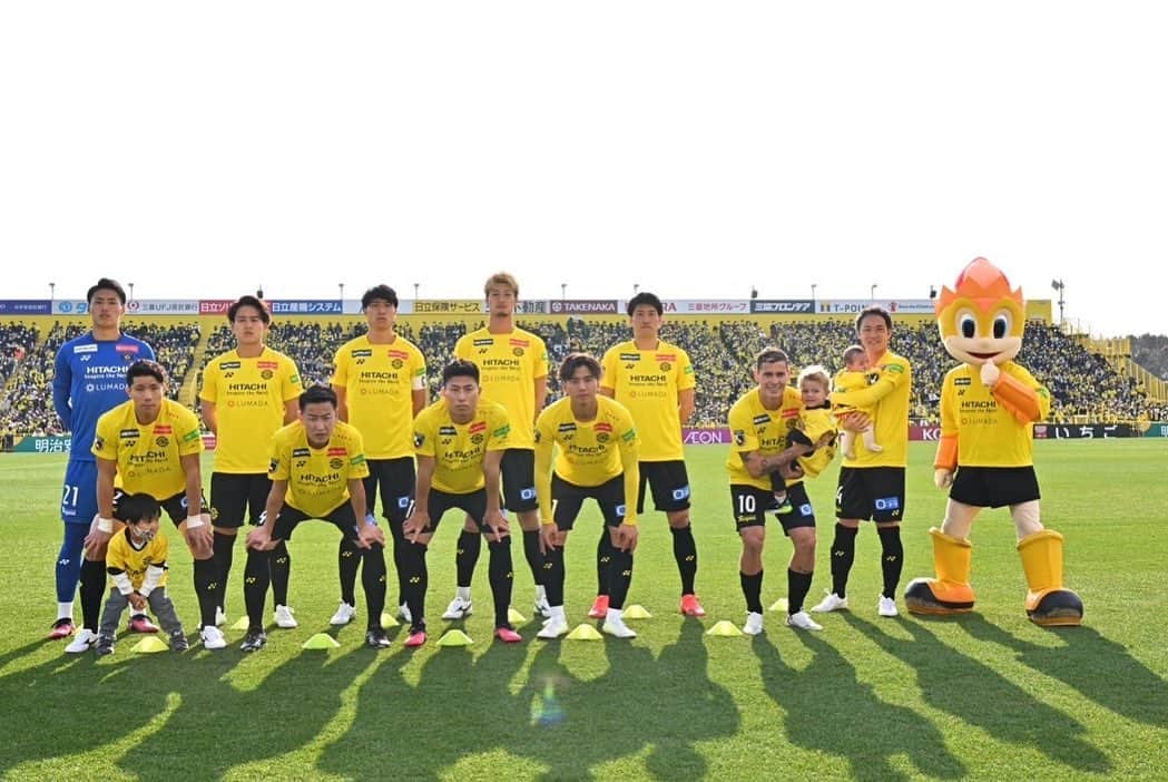 小屋松知哉さんのインスタグラム写真 - (小屋松知哉Instagram)「開幕戦vsガンバ 2-2 draw 最高の雰囲気ありがとうございました。 勝つチームにならないといけない。 ただ、最後追いつけたことはチームとしてプラス。  次のホーム戦に全員で喜べるようにいい準備します。  250試合のセレモニーで初めて子どもと写真とれて幸せでした。 拍手ありがとうございました。  #14 #250試合達成」2月18日 21時50分 - koyamatsu_tomoya.official