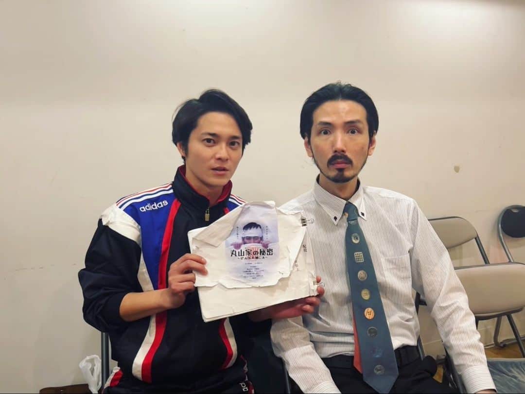 Ryosuke Miyake 三宅亮輔のインスタグラム：「舞台『丸山家の秘密』  平井"ファラオ"光　様と。  お互い絶妙な表情をしていますね。 ちなみに、ファラオさんのお芝居、大好きです。  いよいよ21日が初日です。 皆さまお待ちしております。  ⚠︎日々のお稽古への熱意は、私の台本が物語っていますね。  ※写真を撮る為にマスクを外しましたが、やはり立派なお髭をお持ちでした🥸  #丸山家の秘密」
