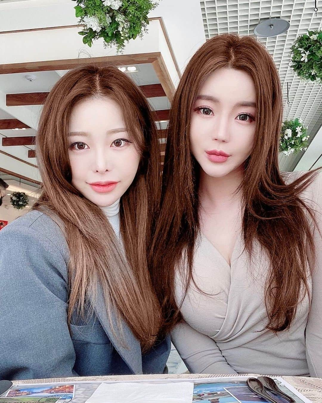 ゴウンのインスタグラム：「자매사진st 흥미가생기는걸?🤣 #판도라의상자 #레이샤 #laysha @sia___st」