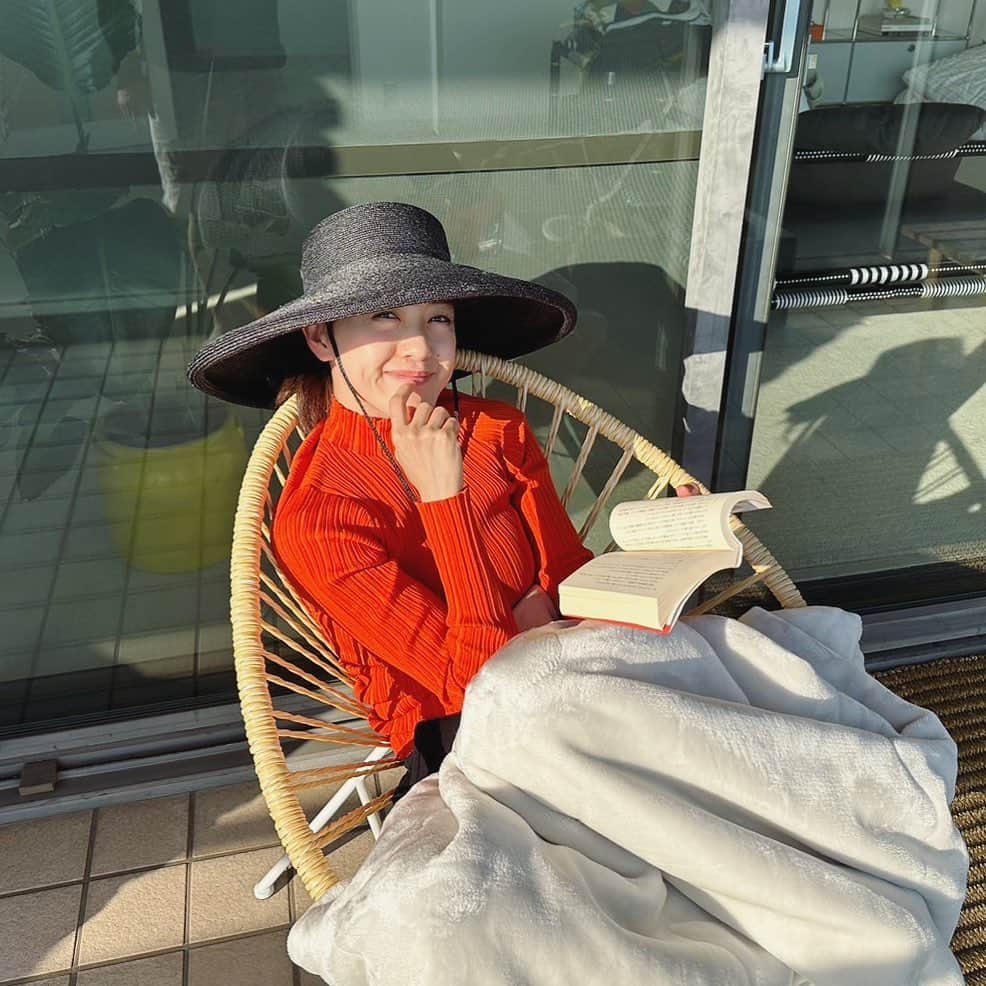 古谷有美のインスタグラム：「👒 きのうの投稿で、読書は平日朝限定！ とかなんとか言いながら ラッキーな静寂が訪れた午後。 日よけの帽子にあったか毛布で 黙々と読み耽っていたはずが あまりの心地よさに 気づいたらうたた寝していました😪 ニトリの毛布と太陽の組み合わせ、鬼に金棒だわ....  #お気づきだろうか #夏用の帽子 #窓に映り込む人が半ズボン #まだ二月ですけど」