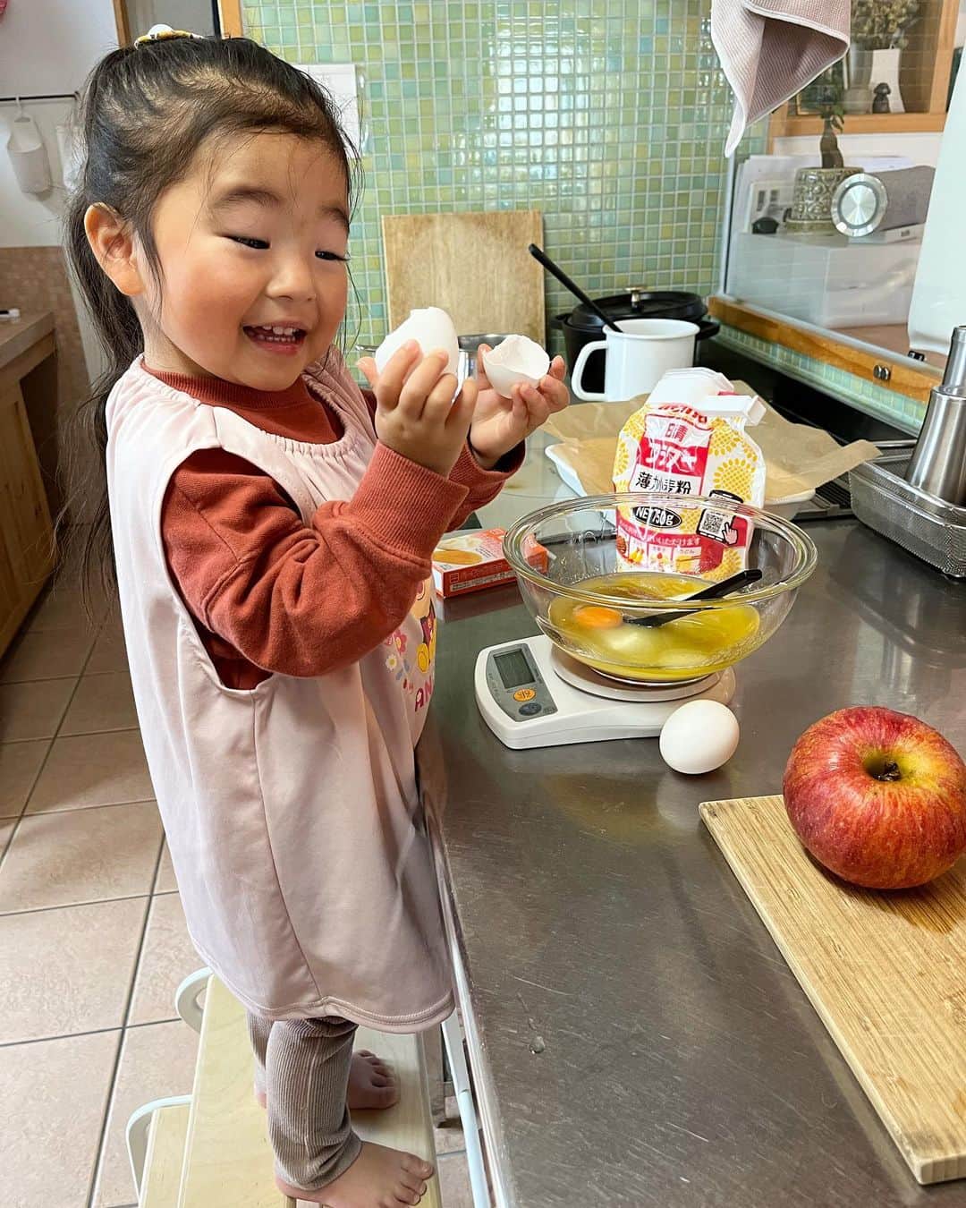 aco.さんのインスタグラム写真 - (aco.Instagram)「📷2023.2.7  ほぼ#3歳4ヶ月  この顔😂🧒🏻  最近作ったお菓子の中で 家族に一番人気のりんごのバターケーキ  （焼いた後、りんごが 　ベーコンに見えるって言われますが🙄）  この日は 賞味期限切れのドライフルーツが勿体無くて 1袋たっぷり入れたのですが笑 これまた美味しかった！  次からはドライフルーツ入れて作ろうかな （忘れて賞味期限切らさないようにせねば笑）  本当に簡単なものばかりですが 最近は週1お菓子作り、続いてます  決して痩せることはないですが（むしろ体重増えてる） 私は買ってきたチョコパイやら クッキーやらを食べる量が減り 気持ち健康な気もします  それでこの顔が見られれば尚良し🫶 . . . 昨日今日と家から出なかったので 明日の朝ごはんの食パンがない…  今からスコーンでも作るかな💪 . . . . . #aco手づくり #aco子育て記録 . #手づくりおやつ #りんごのお菓子 #お手伝い #季節を楽しむ暮らし #マイホーム #木の家 #平屋 #平屋建て #平家の家 #平家住宅 #平屋暮らし #こどものいる暮らし #こどもと暮らす #子育てを楽しむ #3歳 #3歳女の子 #10月生まれ #こどものいる暮らし #こどもと暮らす #子育てを楽しむ  #11歳差子育て #年の差兄妹 #年の差育児  #暮らしを楽しむ家づくり #暮らしの記録 #日常の記録 #日常を楽しむ #日常を楽しく .」2月18日 22時07分 - aco.chaaaaan