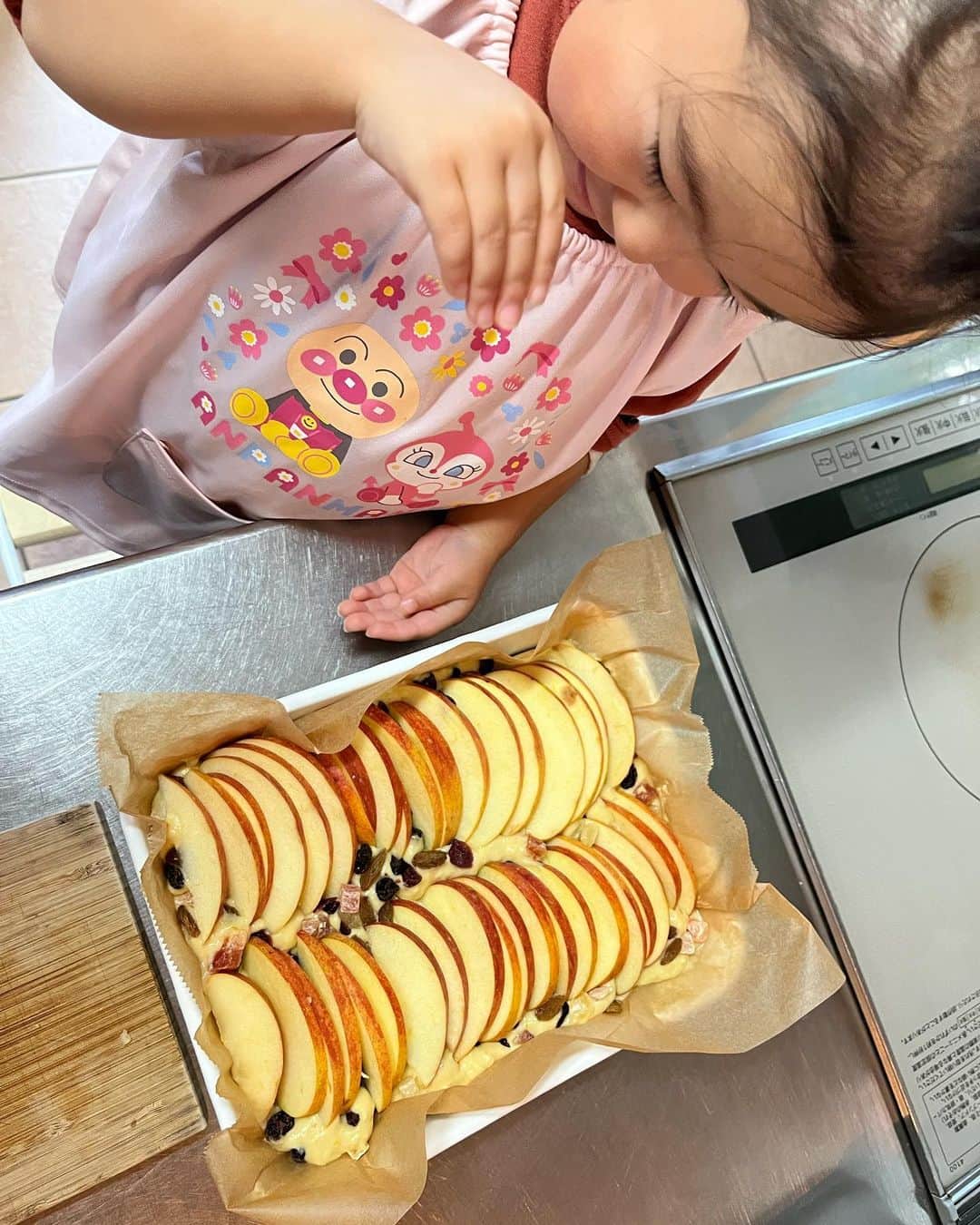 aco.さんのインスタグラム写真 - (aco.Instagram)「📷2023.2.7  ほぼ#3歳4ヶ月  この顔😂🧒🏻  最近作ったお菓子の中で 家族に一番人気のりんごのバターケーキ  （焼いた後、りんごが 　ベーコンに見えるって言われますが🙄）  この日は 賞味期限切れのドライフルーツが勿体無くて 1袋たっぷり入れたのですが笑 これまた美味しかった！  次からはドライフルーツ入れて作ろうかな （忘れて賞味期限切らさないようにせねば笑）  本当に簡単なものばかりですが 最近は週1お菓子作り、続いてます  決して痩せることはないですが（むしろ体重増えてる） 私は買ってきたチョコパイやら クッキーやらを食べる量が減り 気持ち健康な気もします  それでこの顔が見られれば尚良し🫶 . . . 昨日今日と家から出なかったので 明日の朝ごはんの食パンがない…  今からスコーンでも作るかな💪 . . . . . #aco手づくり #aco子育て記録 . #手づくりおやつ #りんごのお菓子 #お手伝い #季節を楽しむ暮らし #マイホーム #木の家 #平屋 #平屋建て #平家の家 #平家住宅 #平屋暮らし #こどものいる暮らし #こどもと暮らす #子育てを楽しむ #3歳 #3歳女の子 #10月生まれ #こどものいる暮らし #こどもと暮らす #子育てを楽しむ  #11歳差子育て #年の差兄妹 #年の差育児  #暮らしを楽しむ家づくり #暮らしの記録 #日常の記録 #日常を楽しむ #日常を楽しく .」2月18日 22時07分 - aco.chaaaaan