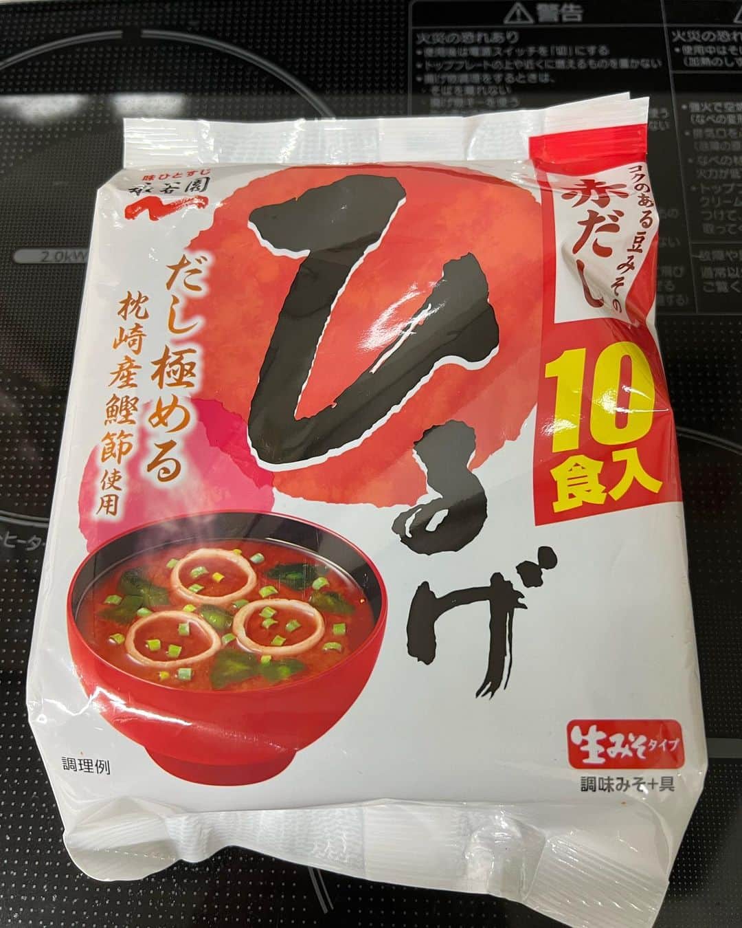 のインスタグラム：「大好きなインスタント味噌汁『ひるげ』。 赤味噌がいい！ この中身の味噌と具材が交互にきっちり分かれてるところ、 日本て、永谷園さんてすごいな。」