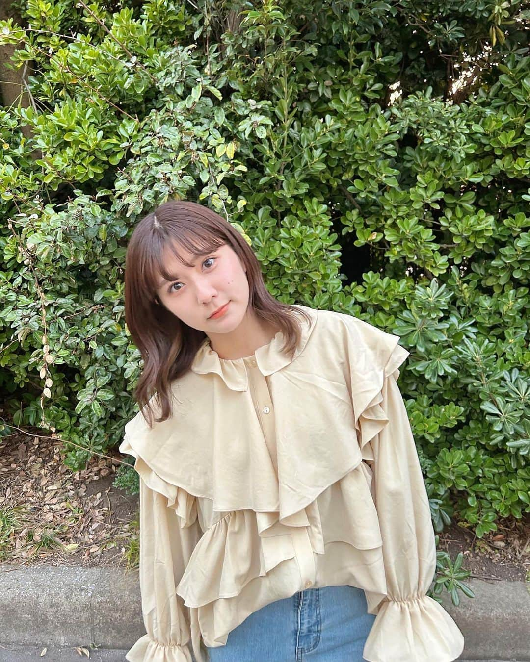 清水麻璃亜のインスタグラム：「* ブラウスとデニムで春っぽ☺︎ 私葉っぱと相性良いかも🌿」