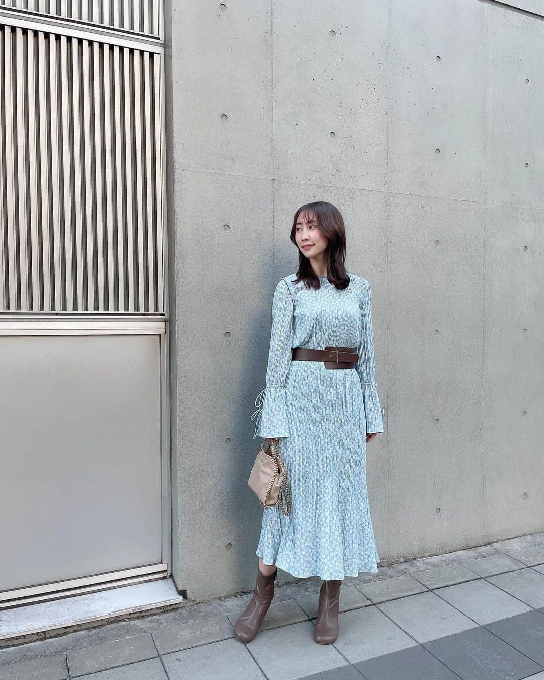 近野莉菜のインスタグラム：「とっても可愛いワンピースに出会ってしまった🥹🫶  女っぽくて、程よく抜け感がある。 さすが @fray_id ✨✨  気分は春です😌🌸 早く暖かくなってほしいな♪  クレジットはタグ付け🏷してます☺️  #frayid #フレイアイディー #春服コーデ#ちかりな私服」