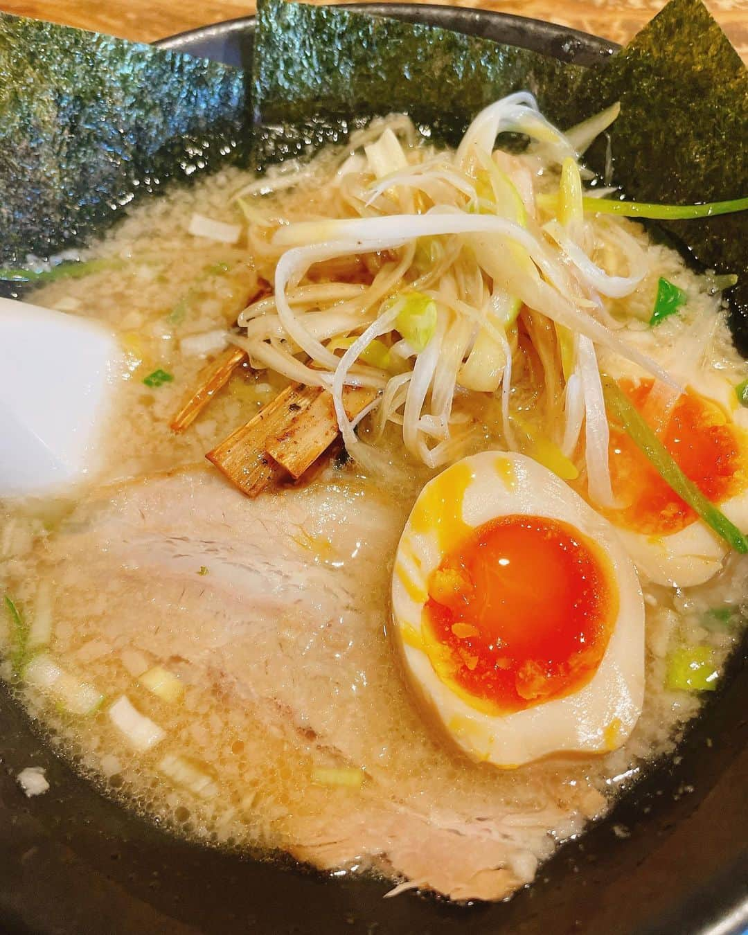 道井悠のインスタグラム：「ふるさと金沢の岩本屋 ずっと大好きなラーメン屋さん ちぢれ麺も背脂チャッチャのすーぷも炒めたメンマもチャーシューも相変わらず全て好みパーフェクト🥰 確か福井が本店で北陸に何店舗かあるので、都内にも来て欲しいなあ🥺  インスタものすごく久しぶりなので最近の道井の写真も置かせてください！ そしてイベント情報と近況を！  🎀2月25日はハピピランドこどものくに店ほうにて小坂井祐莉絵と一緒にイベントです✨ ゲームセンターで一緒にビンゴとかして遊びましょう~！🎮 🎀3月26日(仮)まだ発表してませんがある方とイベントします！マチアソビの…リベンジを… 🎀4月19日~23日 新宿村Liveにて 『東京戦区』の舞台ございます。 写真も載せましたが女性だけのアクションの舞台になっておりまして、めちゃめちゃかっこよくなるかと思います！ ただ今クラファン展開中です。Twitterチェックをお願いします🙇‍♂️ 🎀5月or6月 いつものあいつといつもの楽しいイベントを画策中です。  🎀パチガブさんのスロット番組 『嵐と道井のてっぺん道』では収録日と収録場所を前日にツイートする場合もありますので、こちらもタイミングが合えばぜひ会いに来てください♡  🎀ただ今放送中TVアニメ 『冰剣の魔術師が世界を統べる』ではカーラ=ヘイル役で出演しております。 主人公の師匠リディアのメイドをやっています🫶 各配信サイトやTBSでぜひご覧下さい~！  🎀こちらも現在BSテレ東で放送中の 韓国ドラマ『智異山』では主人公のソ・イガン(チョン・ジヒョン)の吹替をしてます🗻 「星から来たあなた」や「猟奇的な彼女」「青い海の伝説」の女優さんで、大好きな方だったので本当に嬉しいです🥹 山で起こるSFミステリーですのでお好きな方はぜひ！ (各配信サイトでも配信始まっていますがGYAOが見やすいかも！)  他にもまだ公表になっていない動画だったり、色んなアプリや海外ゲームなどのお仕事もして毎日慌ただしく過ごさせていただいてます！ ありがたい！ ラーメンは週4で食べてます！ 引き続きおいしいラーメンとお仕事だったりプライベートの写真だったりインスタに載せていこうと思います。  みなさんは元気してますか！ 今年もいっちょ頑張りましょうっ！！💪✨  #ラーメン #金沢グルメ  #岩本屋 #麺スタグラム #声優 #voiceactor  #道井悠 #ハピピランド  #智異山」