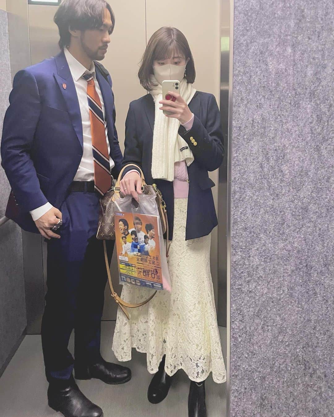 西木恵美里のインスタグラム：「🤍 14時START  ☀︎ / 気温14℃ / 風2m   開幕！久しぶりの観戦服です！ もう何着たらいいかわからないし、写真の撮り方もわかりませんでした！（笑）  ただ、観戦服を選ぶ際のモットーは「私がサッカーするわけじゃない」 なので、気張らずいつも通りです🫣（笑）  ヒートテック、Tシャツ、薄手のニットカーディガン、紺ブレにマフラー ひなたではちょうど良かったですが、スタジアムのメイン側ではずっと日陰だったので肌寒く感じました😶‍🌫️  やっぱりまだコートいりますね🧥 また気温も下がるようなので、次回は今日より防寒していきます⛄️  #備忘録 #観戦服 #観戦コーデ #サッカー観戦 #最高気温14度 #気温14度 #気温14度コーデ #iaiスタジアム」