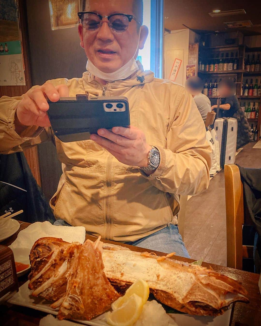 大岡源一郎のインスタグラム：「大カマを撮る男。 . #源のあん肝が恋しい」