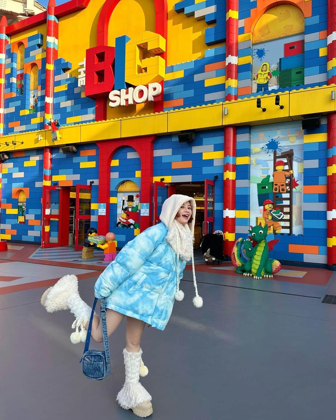 ガーダオ・メラニーさんのインスタグラム写真 - (ガーダオ・メラニーInstagram)「I was in LEGO LAND!!🛵💕💨 小さい頃に遊んでいたおもちゃの街に行くことが出来てとてもhappyです🎶👯‍♀️」2月18日 22時39分 - melaniegrdt