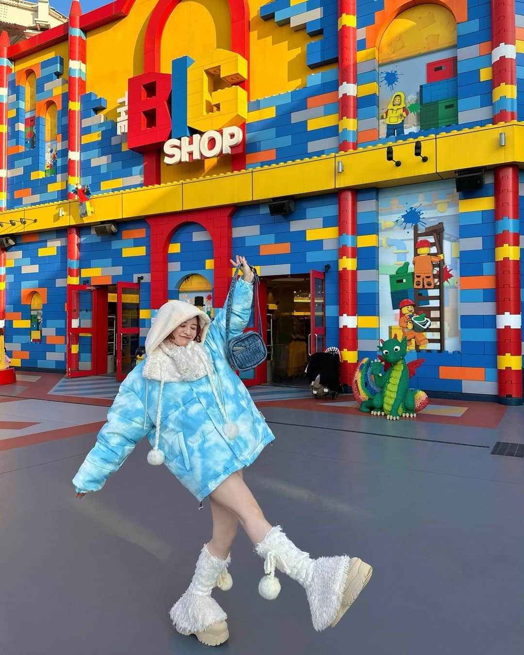 ガーダオ・メラニーのインスタグラム：「I was in LEGO LAND!!🛵💕💨 小さい頃に遊んでいたおもちゃの街に行くことが出来てとてもhappyです🎶👯‍♀️」