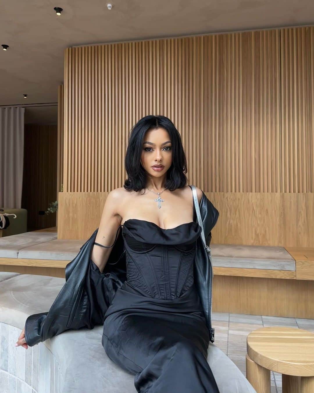 ジェイデ・ピアスのインスタグラム：「Had the pleasure of going to the UK gala screening of ant man and the wasp quantumania with two of my fave people 🫶🏽  Dress is @houseofcb」