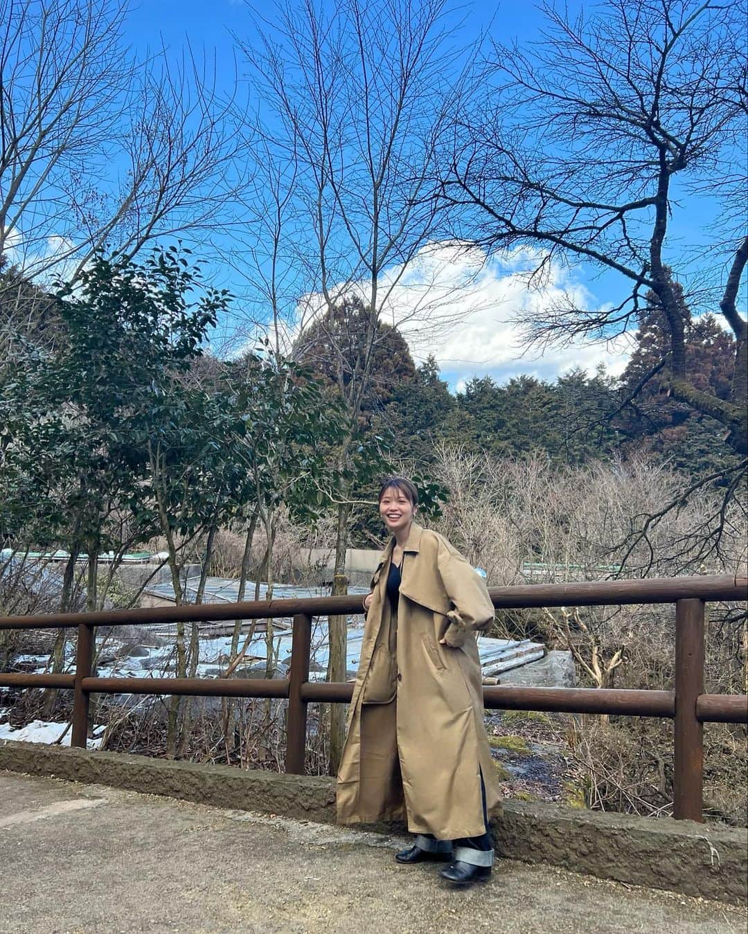 三橋栄香さんのインスタグラム写真 - (三橋栄香Instagram)「暖かかったので久々にトレンチ着てた日！ スタンドカラー対応のコートだから2wayな感じで着れるの。そして丸みのある袖がかわいい。。 デニムとメガネでカジュアルに着てました🐒  仲良し達とのドライブ一生笑ってたなああ🚗🚗  tops: @adametrope  bottom: @public_tokyo  coat @ecrire.jp  bag @yahki_tokyo  shoes @mm6maisonmargiela  glass @oliverpeoples   #wear #fashion #ファッション #低身長コーデ #ecrire #エクリール #adametrope  #yahki #oliverpeoples #メガネ #mm6maisonmargiela #トレンチコート」2月18日 22時42分 - mihashi_haruka