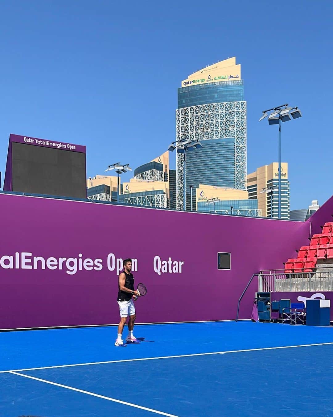 フェルナンド・ベルダスコのインスタグラム：「Getting ready 💪🏼🇶🇦  #Doha #Qatar #Practice #Tennis #QatarExxonMobilOpen2023」
