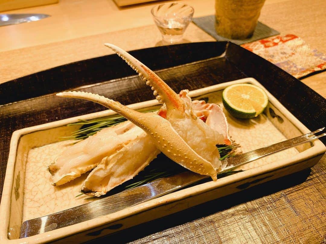 YU-RIのインスタグラム：「🦀🤍 今シーズン最初で最後の 松葉蟹ちゃん🦀♡  📍紀風 恵比寿 松葉蟹コースが3/31までやってるみたい😘  莉苑で上海蟹から始まり地元で毛蟹、たらば蟹と、 今年は割と蟹制覇したかも🦀🦀  新政も美味しかった🍶  写真撮り忘れたけど蟹味噌が入った甲羅に 日本酒入れて温めて食べるのが最高に美味しかった🥹  #蟹#松葉蟹#松葉蟹づくし#松葉蟹コース#食べログ高評価#恵比寿#恵比寿グルメ#恵比寿ディナー#蟹しゃぶ」
