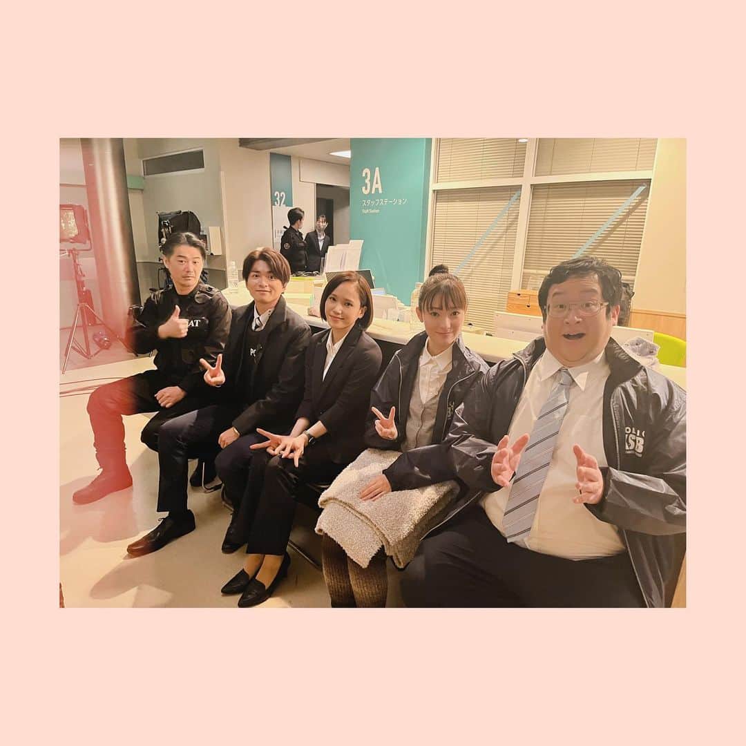 ソニンのインスタグラム：「． #大病院占拠 6話ありがとうございました。  神奈川県警チーム。 さて… 誰でしょうね…。  見逃した方は配信で🤝🏻  #白洲迅 さん　#平山浩行 さん　#宮本茉由　さん　#ぐんぴぃ　さん  個人的に武蔵が久しぶりに指揮本部に戻ってきてくれてうれぴでした。  #Repost @daibyoinsenkyo_ntv 武蔵&和泉、最強同期コンビ🔥 鬼達に絶対負けないぞ！オフショット📸 #櫻井翔 さん　#ソニン #️⃣大病院占拠」